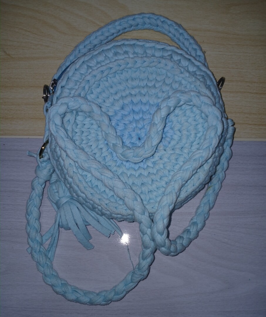 Bolso tejido azul con corredera