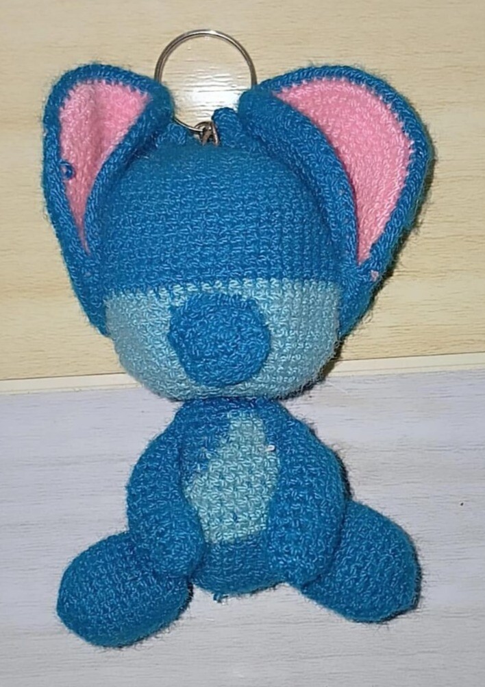 Llavero tejido estilo peluche azul